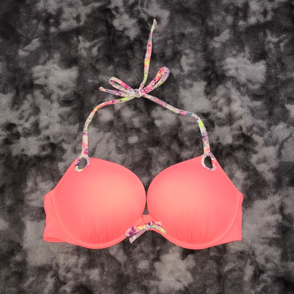 Victoria’s Secret bombshell bikini
